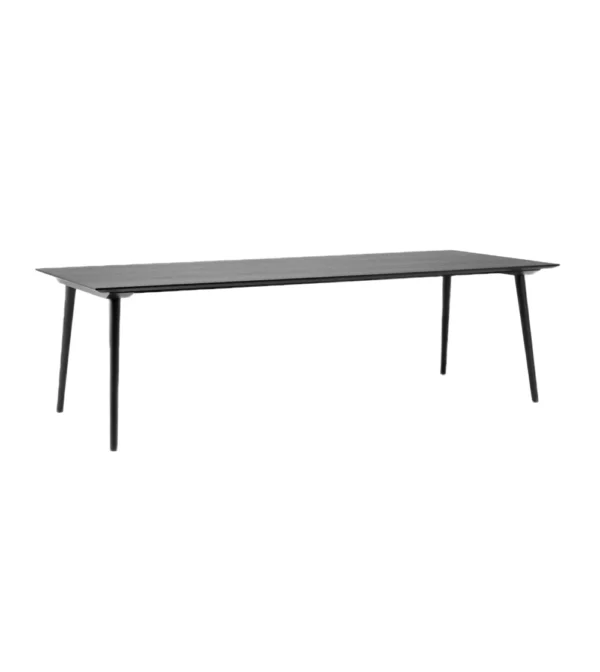mesa de comedor grande negra In Between de &Tradition diseñada por Sami Kallio en madera de estilo escandinavo y diseño nórdico.