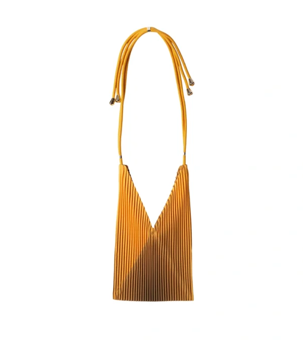 bolso plisado amarillo Artisan Gold de Multitudes en tejido plisado efecto seda con cordones ajustables.