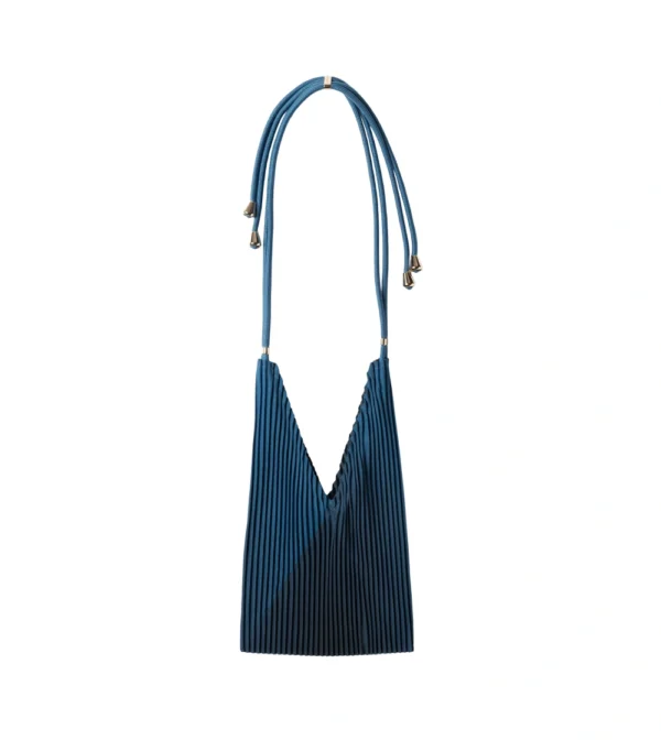 bolso plisado azul Artisan Gold de Multitudes en tejido plisado efecto seda con cordones ajustables.