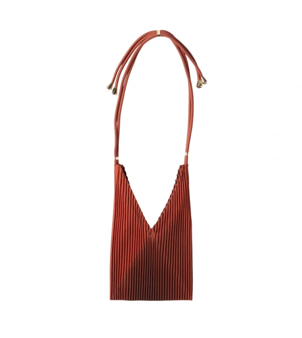 bolso plisado rojo Artisan Gold de Multitudes en tejido plisado efecto seda con cordones ajustables.