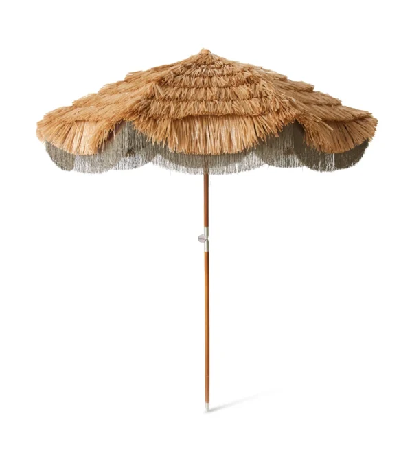 Sombrilla Serengeti de HKLIVING de gran tamaño en terraza con rafia natural y estilo playero elegante.