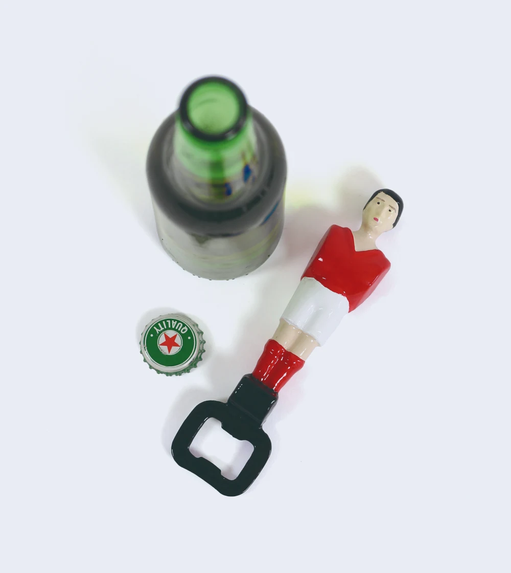 abridor de botellas con forma de jugador de fútbol o futbolín de doiy