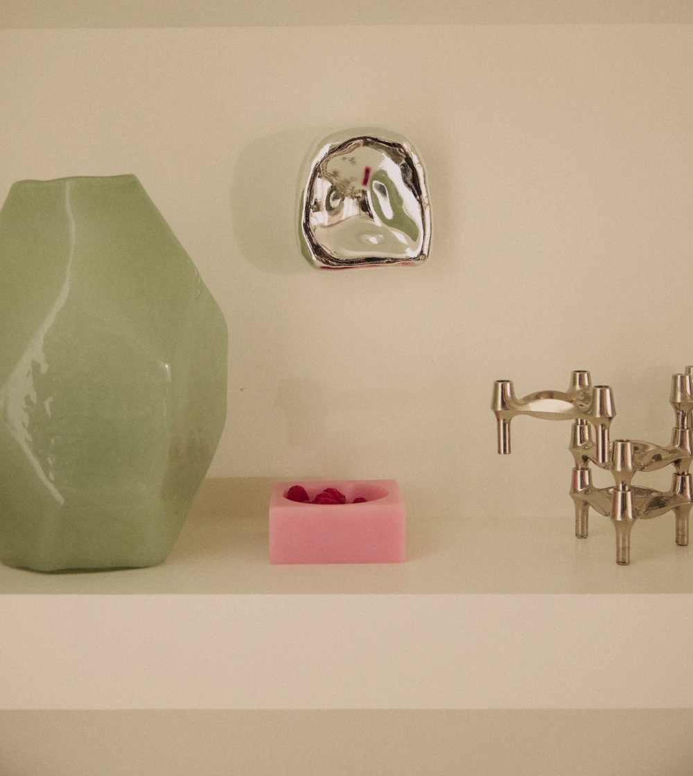 Cuenco decorativo rosa pequeño de HKLIVING en resina con diseño geométrico sobre mesa o estantería