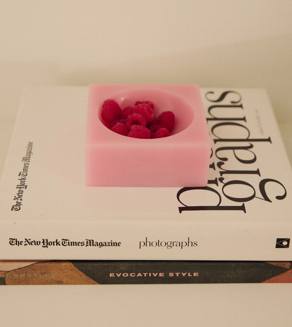 Cuenco decorativo rosa pequeño de HKLIVING en resina con diseño geométrico sobre mesa o estantería