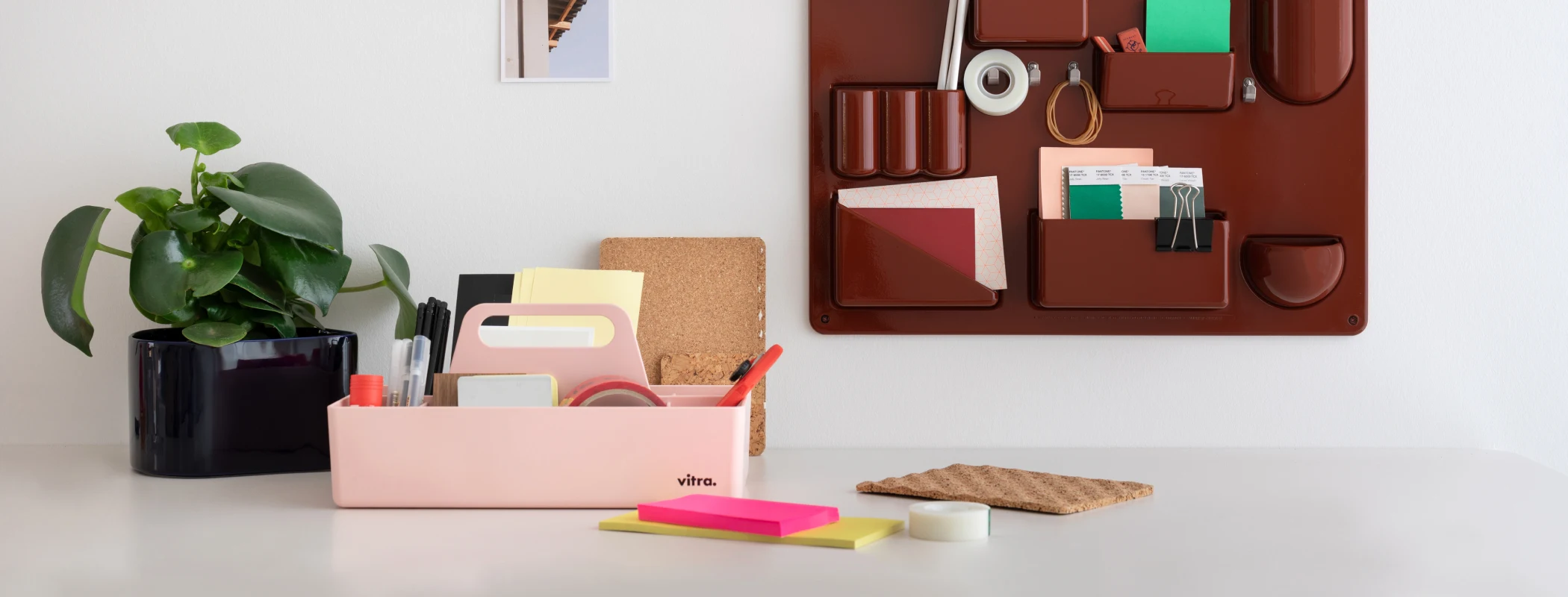 Genunine_banner_Ideas_de_oficina_en_casa_para_trabajar_cómodo_en_un_espacio_motivador Ideas de oficina en casa para trabajar cómodo en un espacio motivador. Escritorio de diseño con organizadores de Vitra.