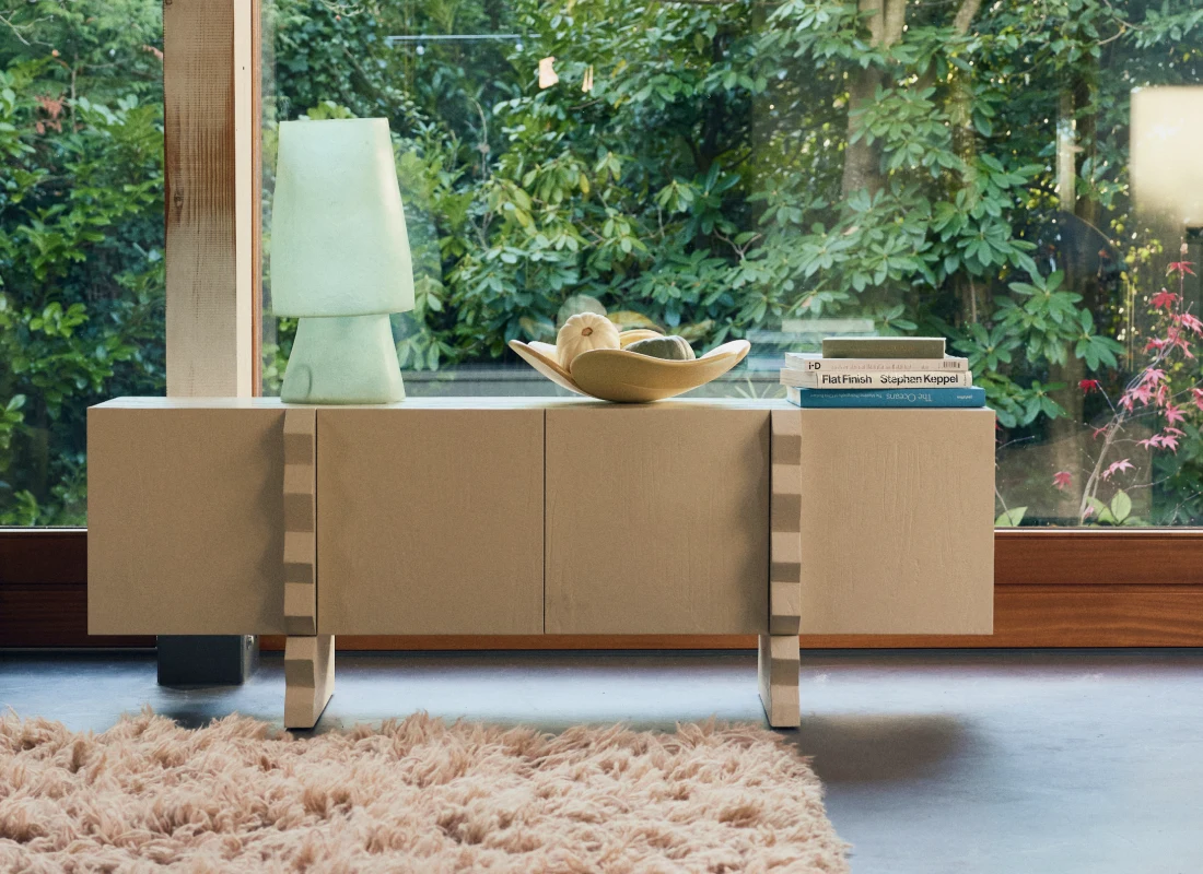 aparador de madera clarita en interior contemporáneo de HKLIVING