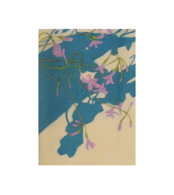 lamina, print con ilustración de flores moradas sobre fondo azul de paper collective