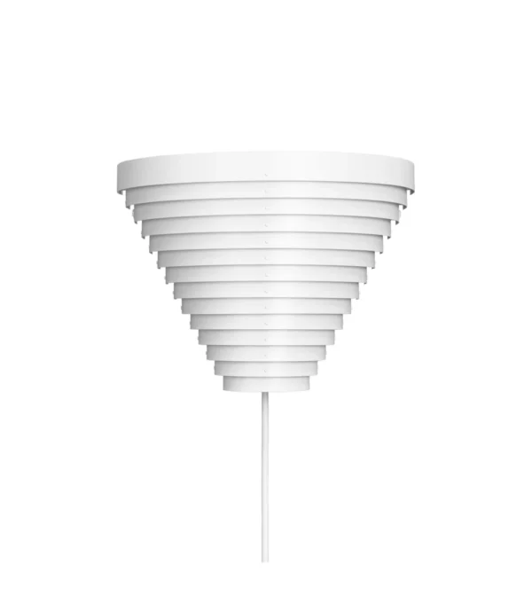 lámpara de pared A910 de Artek con anillos metálicos escalonados y luz ambiental cálida.