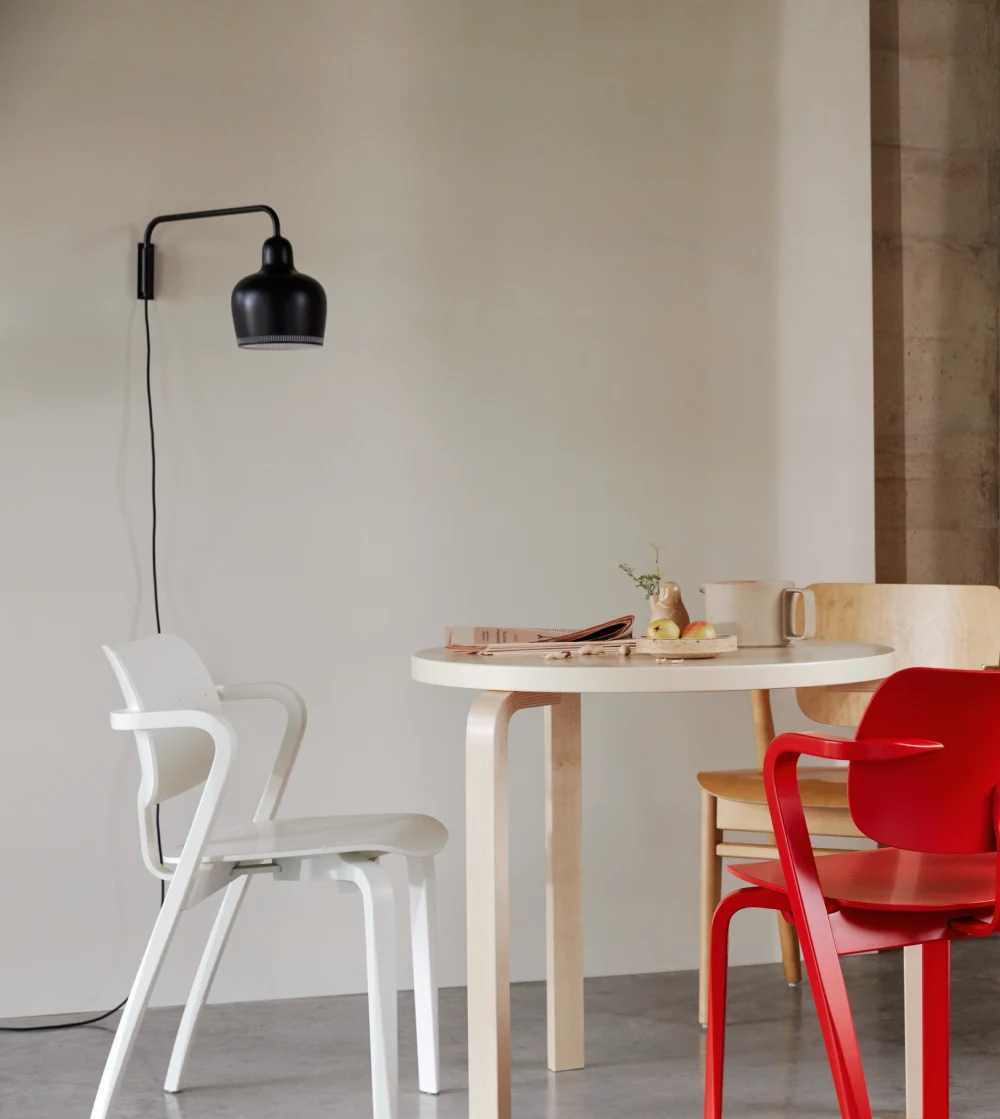 lámpara de pared Golden Bell de Artek diseñada por Alvar Aalto con brazo giratorio y acabado elegante.