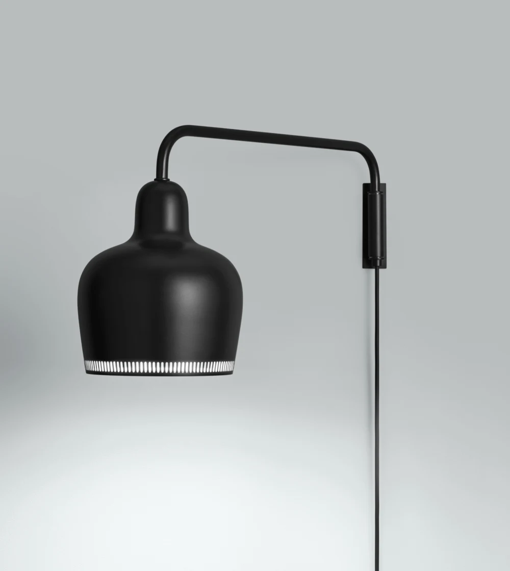 lámpara de pared Golden Bell de Artek diseñada por Alvar Aalto con brazo giratorio y acabado elegante.