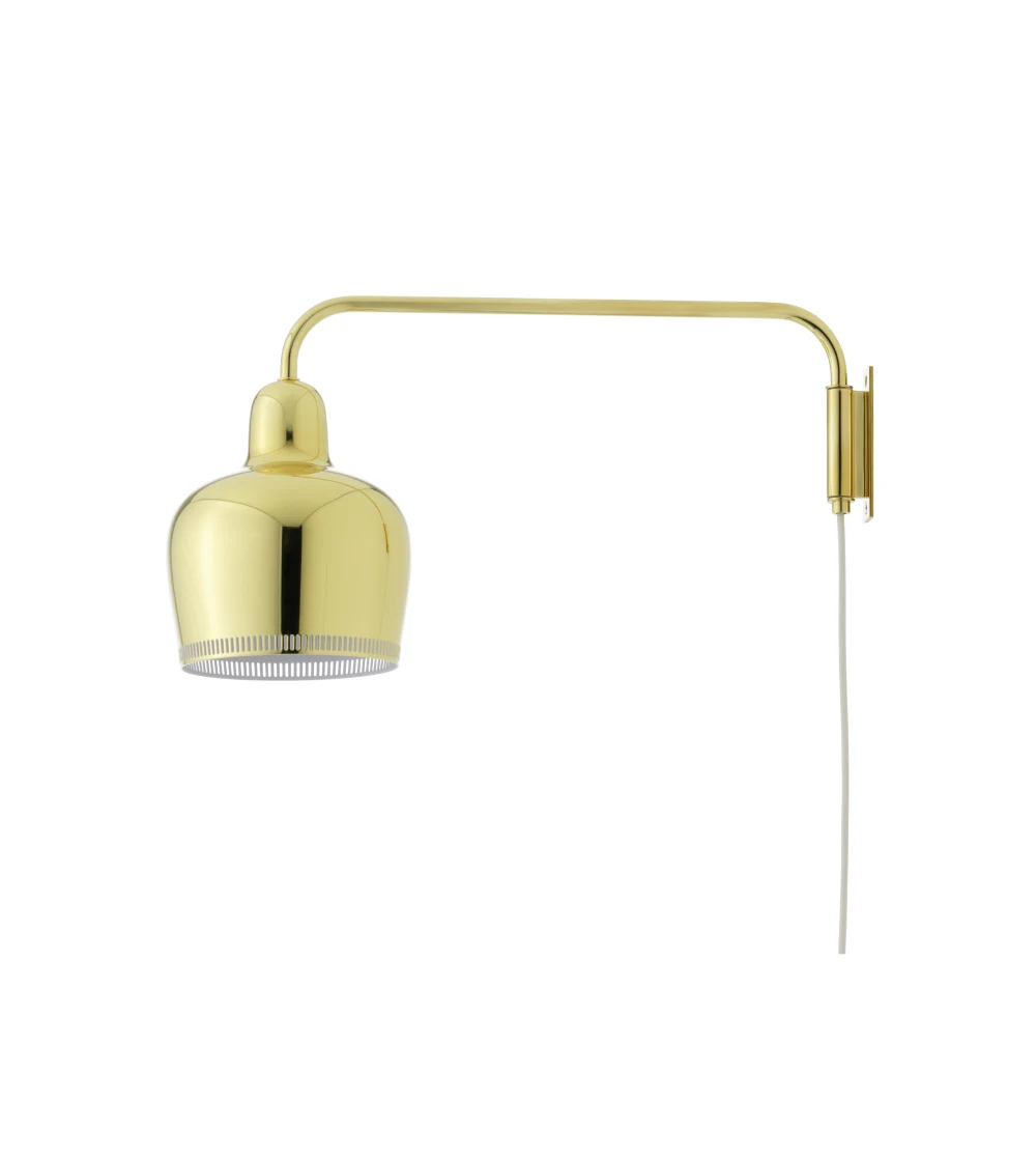lámpara de pared Golden Bell de Artek diseñada por Alvar Aalto con brazo giratorio y acabado elegante.