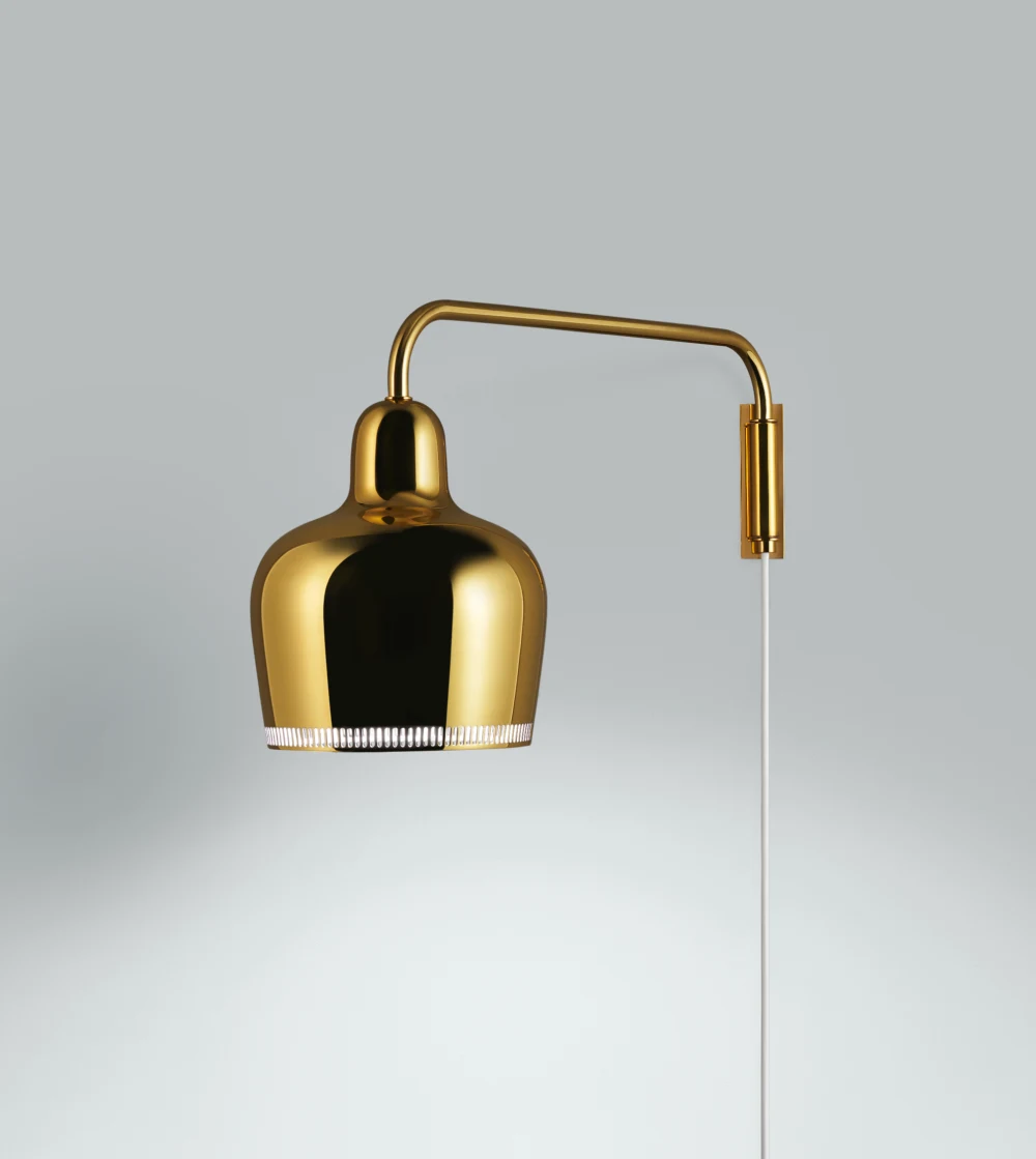 lámpara de pared Golden Bell de Artek diseñada por Alvar Aalto con brazo giratorio y acabado elegante.