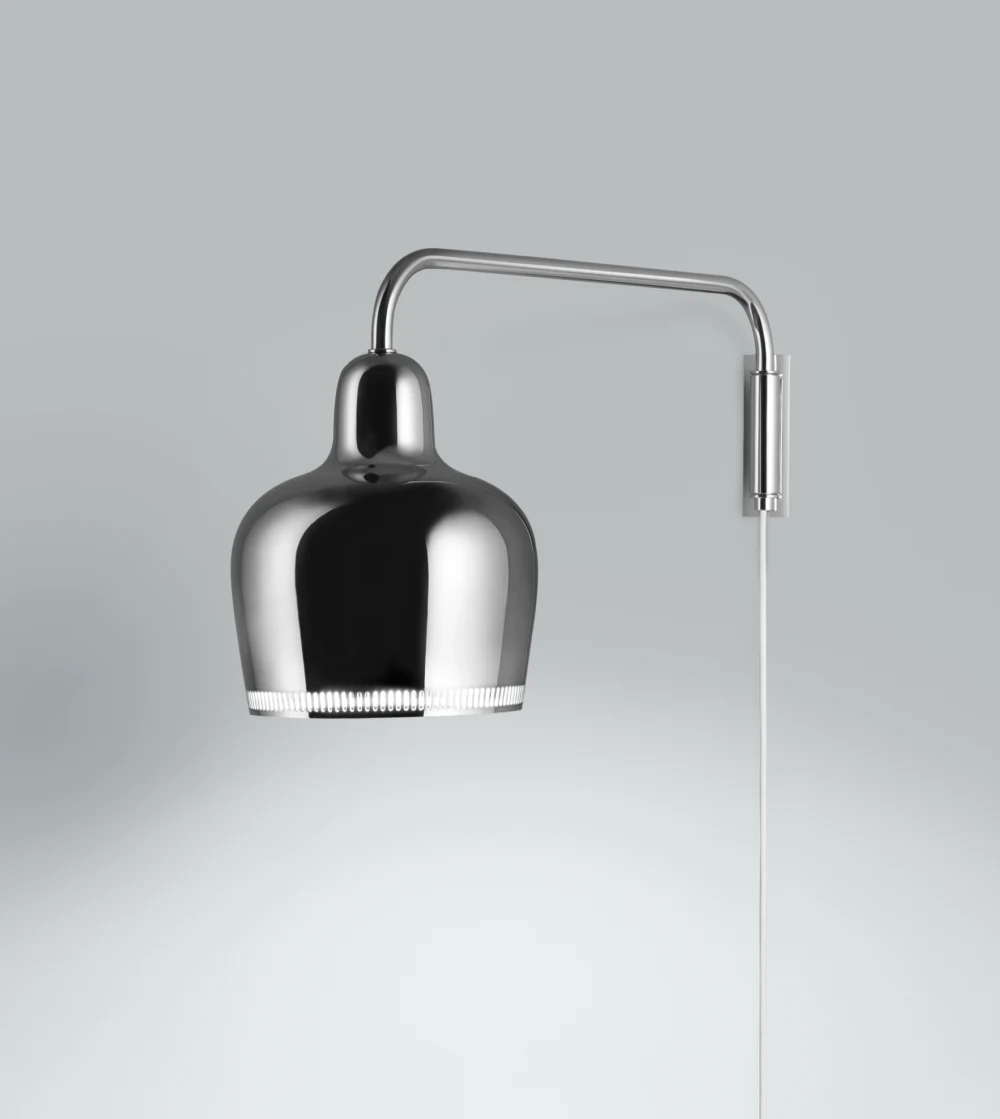 lámpara de pared Golden Bell de Artek diseñada por Alvar Aalto con brazo giratorio y acabado elegante.