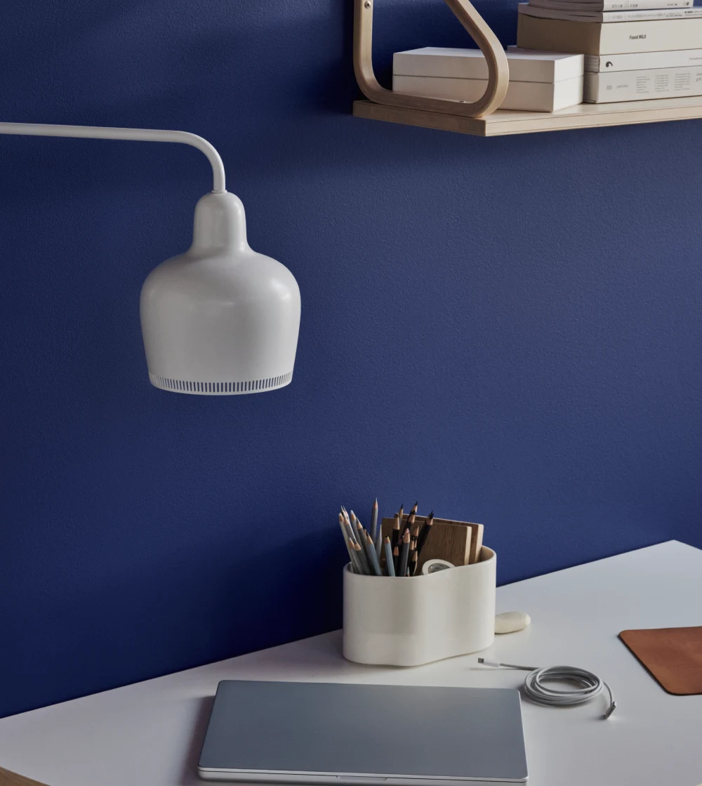 lámpara de pared Golden Bell de Artek diseñada por Alvar Aalto con brazo giratorio y acabado elegante.