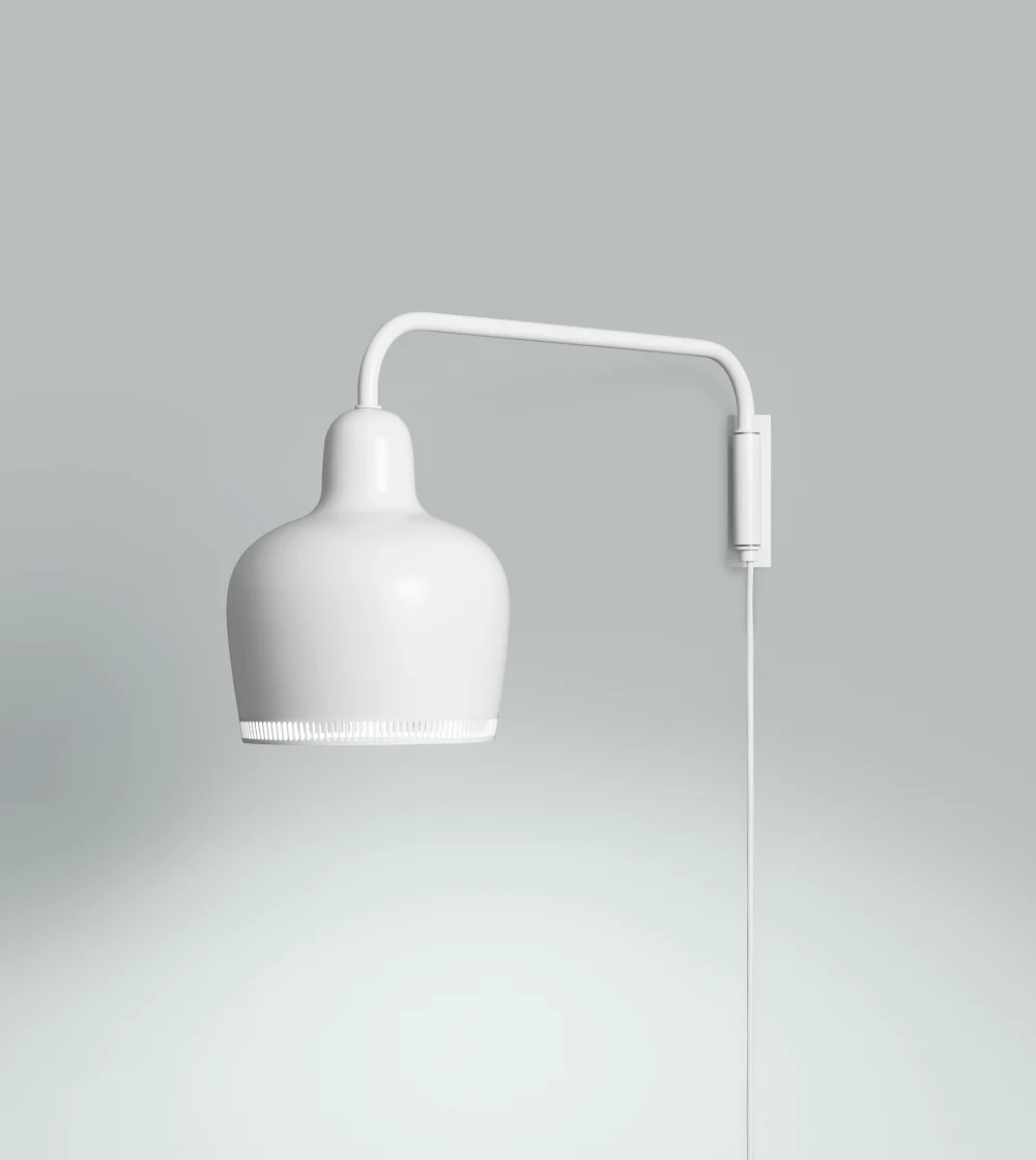 lámpara de pared Golden Bell de Artek diseñada por Alvar Aalto con brazo giratorio y acabado elegante.