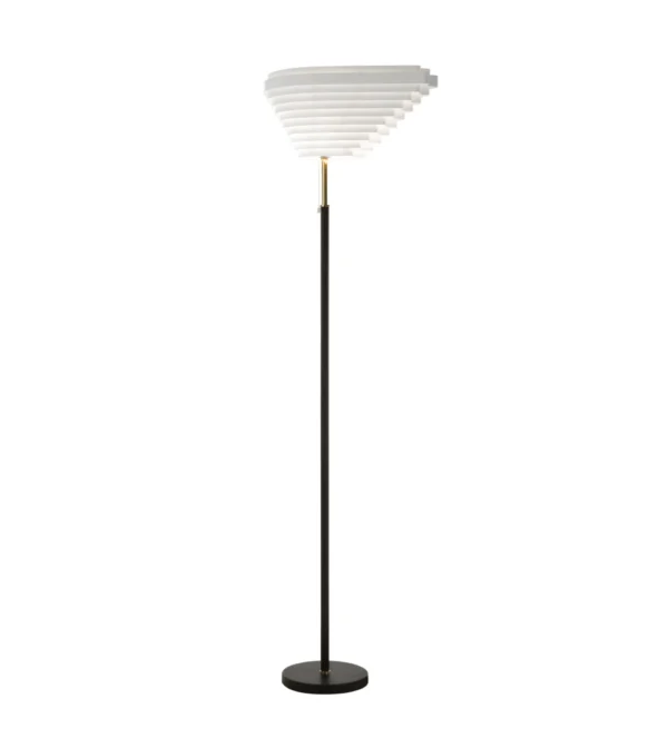 lámpara de pie A805 Angel Wing de Artek diseñada por Alvar Aalto con pantalla metálica asimétrica y acabado en cuero negro.