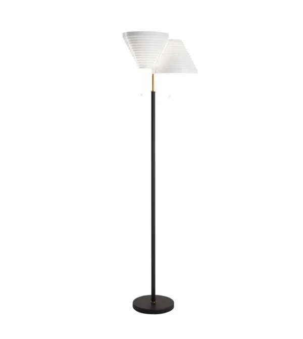 lámpara de pie A810 de Artek diseñada por Alvar Aalto con doble pantalla metálica y acabado en cuero negro.