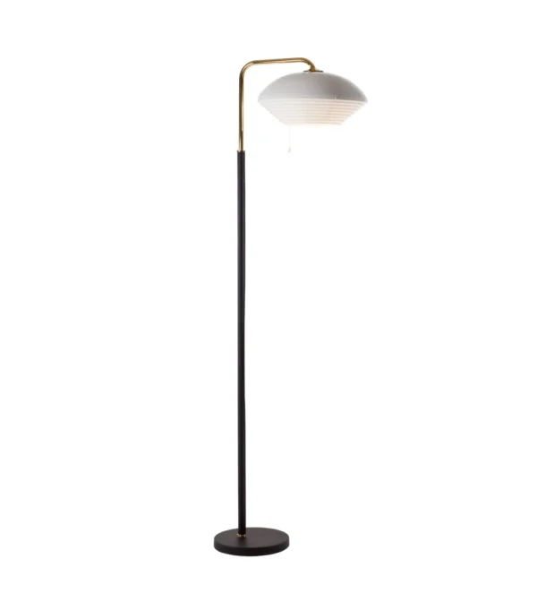 lámpara de pie A811 de Artek diseñada por Alvar Aalto con pantalla metálica y acabado en cuero negro y latón.