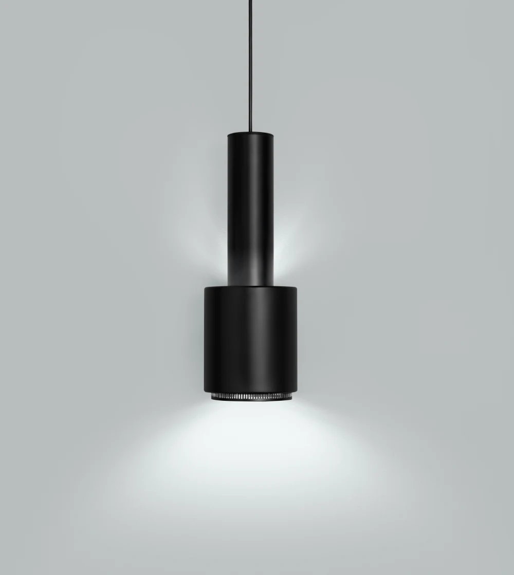 lámpara colgante negra Hand Grenade de Artek diseñada por Alvar Aalto con pantalla de acero y anillo de latón.