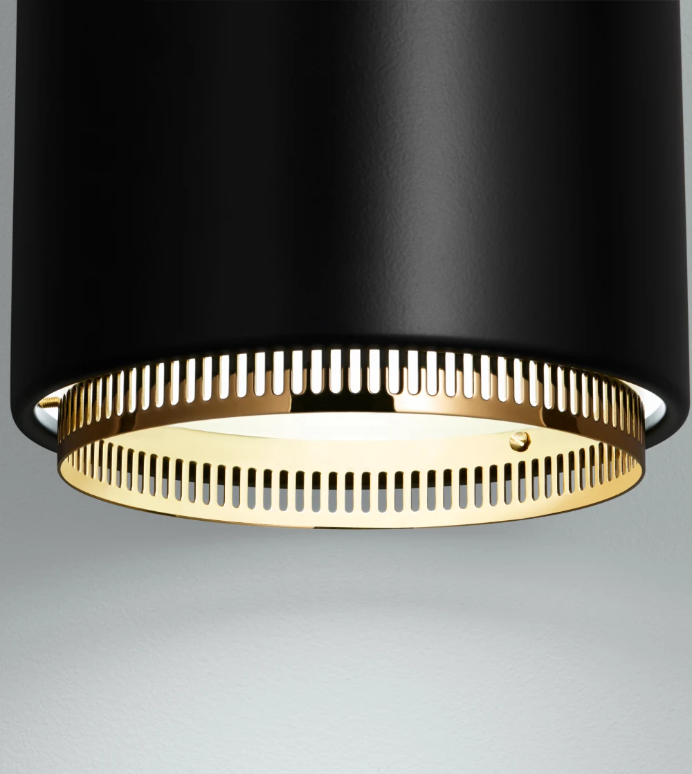 lámpara colgante negra Hand Grenade de Artek diseñada por Alvar Aalto con pantalla de acero y anillo de latón.