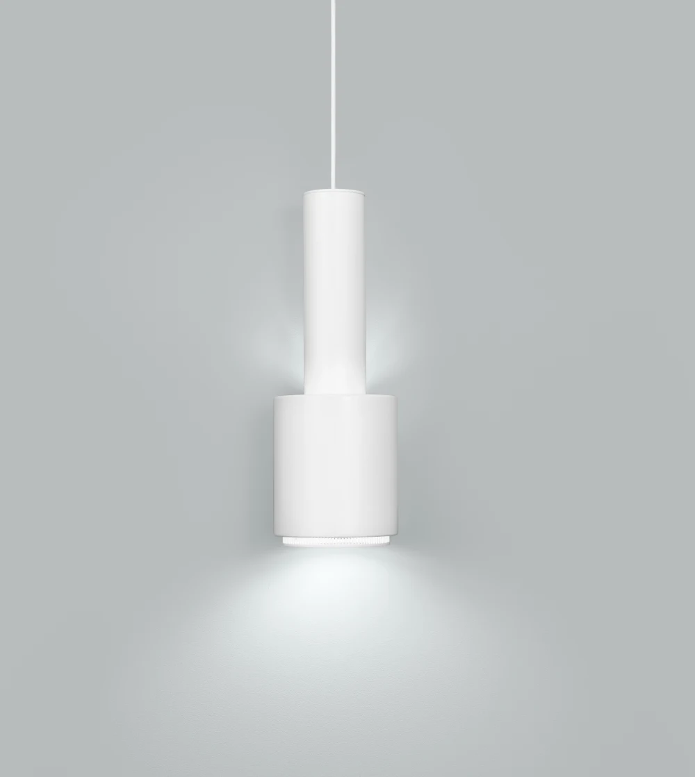 lámpara colgante blanca Hand Grenade de Artek diseñada por Alvar Aalto con pantalla de acero y anillo de latón.