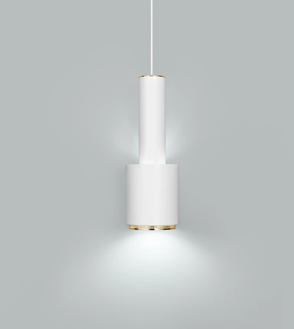 lámpara colgante blanca Hand Grenade de Artek diseñada por Alvar Aalto con pantalla de acero y anillo de latón.