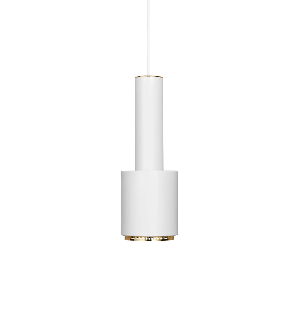 lámpara colgante blanca Hand Grenade de Artek diseñada por Alvar Aalto con pantalla de acero y anillo de latón.