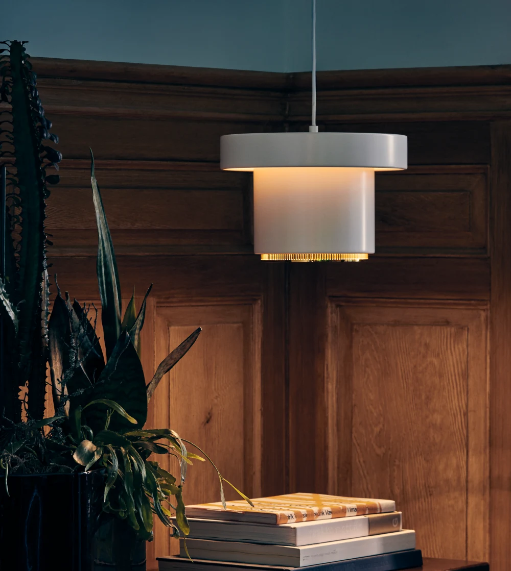 lámpara colgante A201 de Artek diseñada por Alvar Aalto con pantalla de acero y anillo perforado de latón.