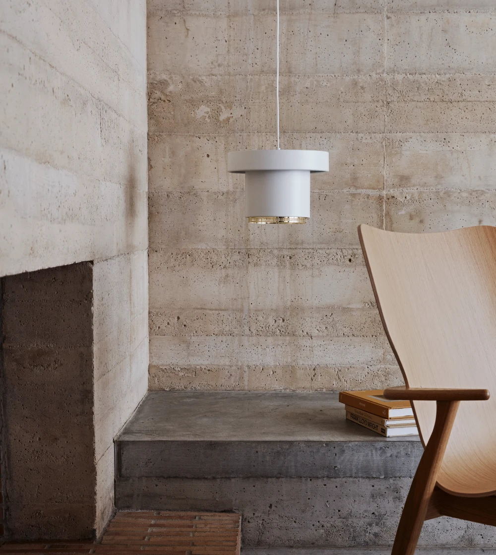 lámpara colgante A201 de Artek diseñada por Alvar Aalto con pantalla de acero y anillo perforado de latón.