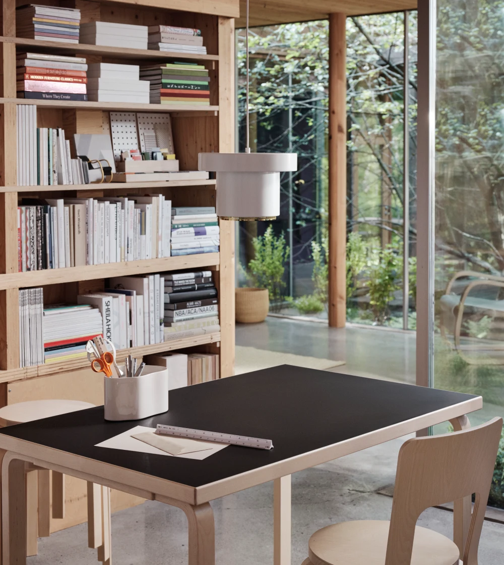 lámpara colgante A201 de Artek diseñada por Alvar Aalto con pantalla de acero y anillo perforado de latón.