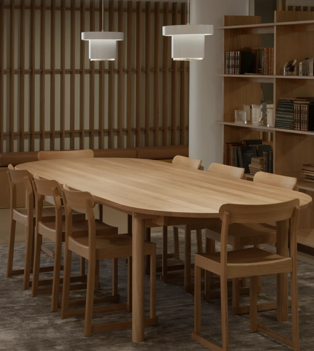 lámpara colgante A201 de Artek diseñada por Alvar Aalto con pantalla de acero y anillo perforado de latón.