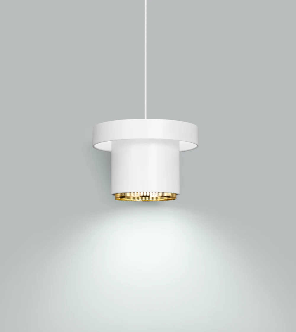 lámpara colgante A201 de Artek diseñada por Alvar Aalto con pantalla de acero y anillo perforado de latón.