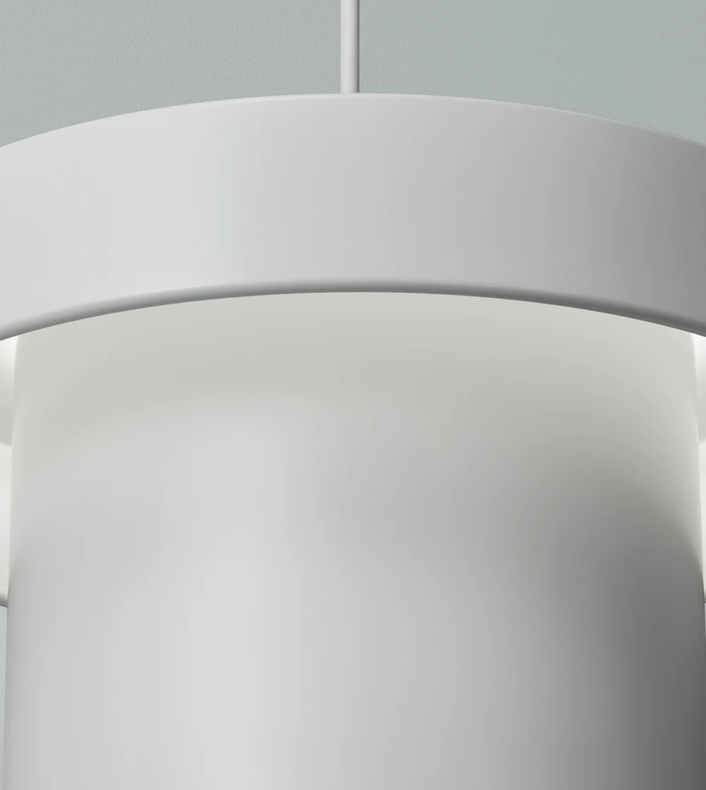 lámpara colgante A201 de Artek diseñada por Alvar Aalto con pantalla de acero y anillo perforado de latón.