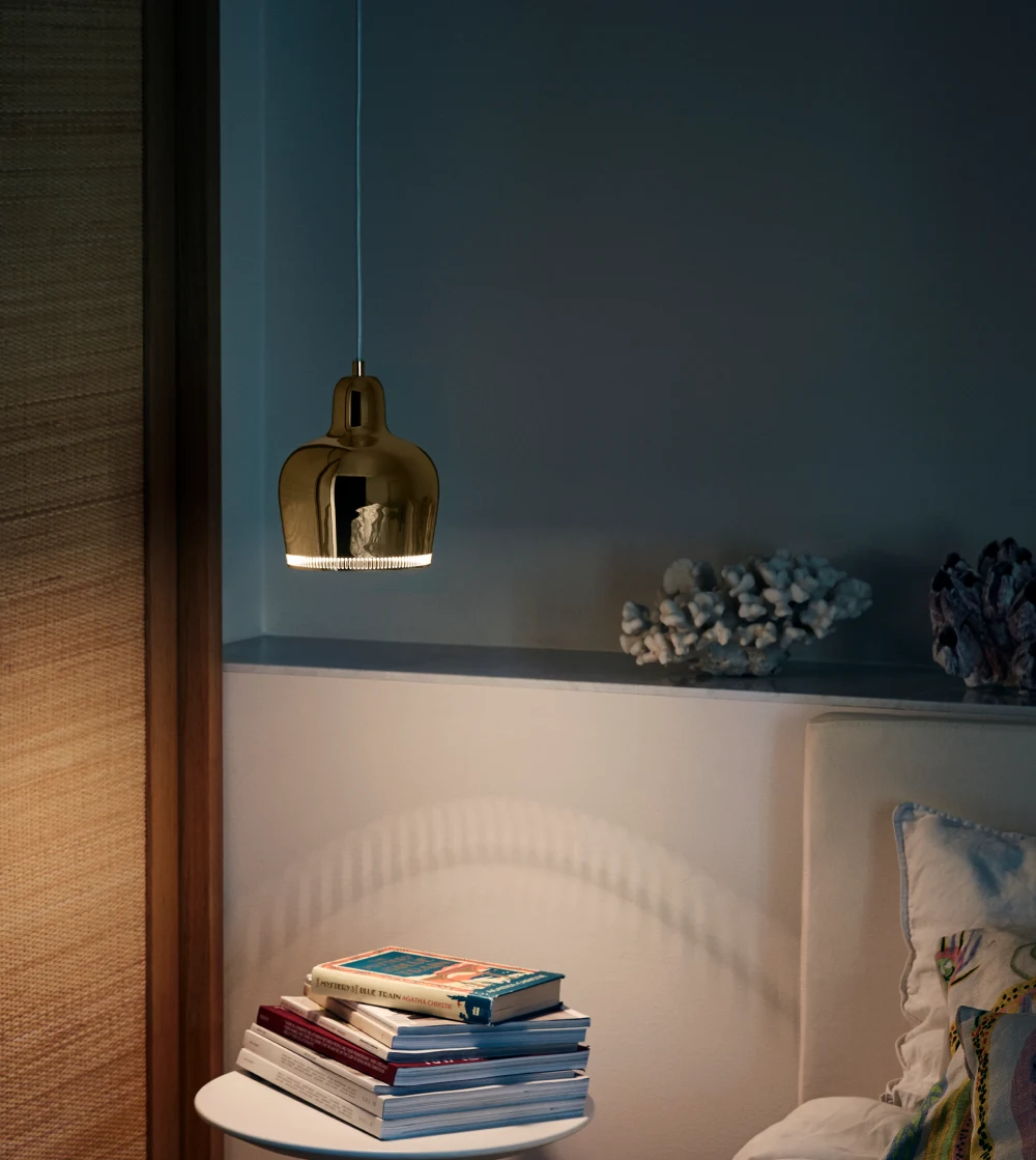 lámpara de techo Pendant Light A330S Golden Bell de artek dorada con interior blanco diseñada por Alvar Aalto