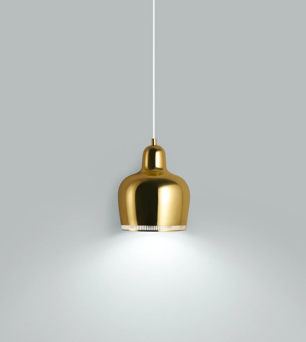 lámpara de techo Pendant Light A330S Golden Bell de artek dorada con interior blanco diseñada por Alvar Aalto