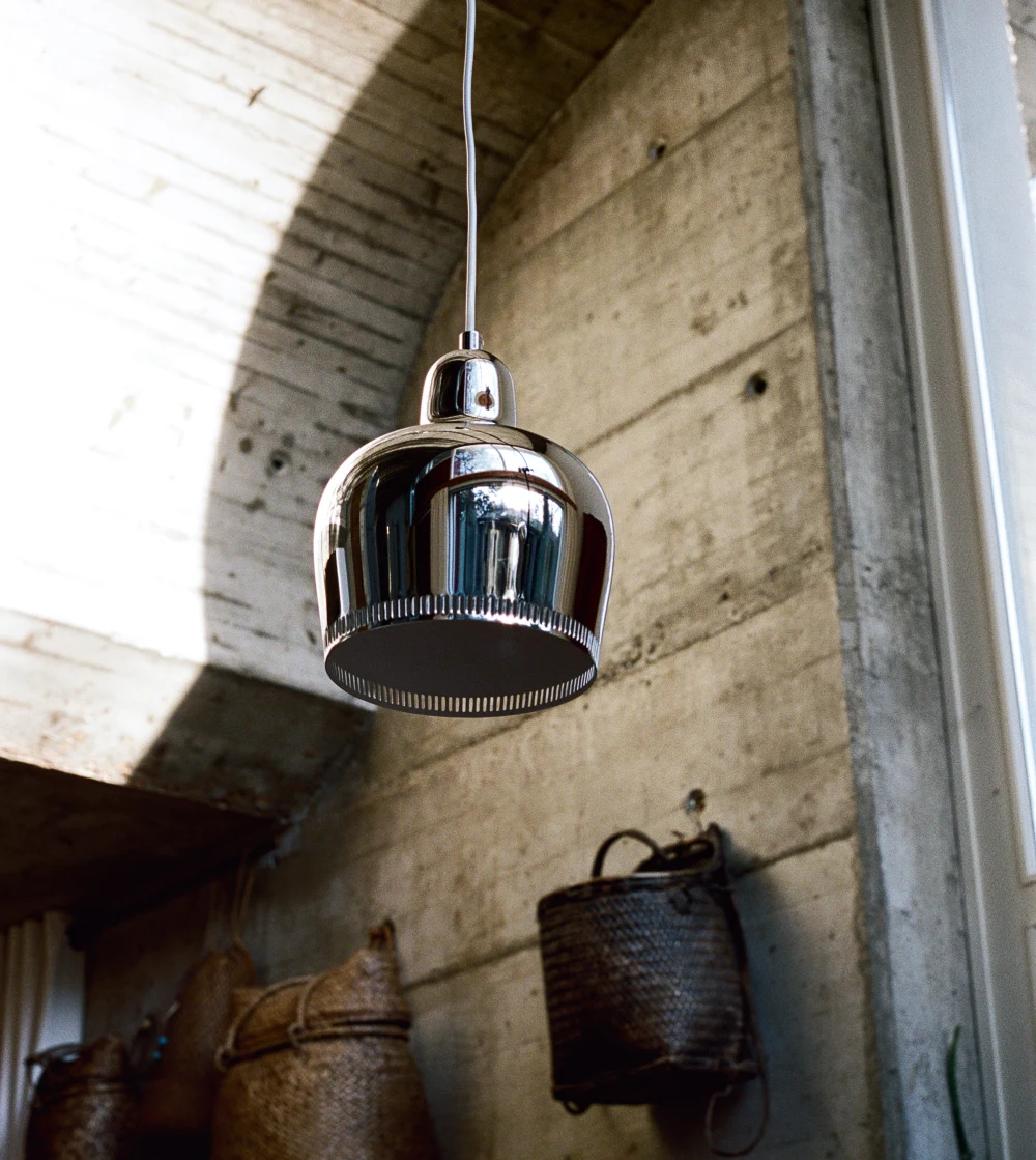 lámpara de techo Pendant Light A330S Golden Bell de artek plateada diseñada por Alvar Aalto