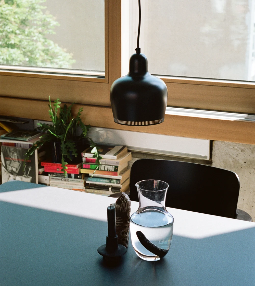 lámpara de techo Pendant Light A330S Golden Bell de artek color negro diseñada por Alvar Aalto
