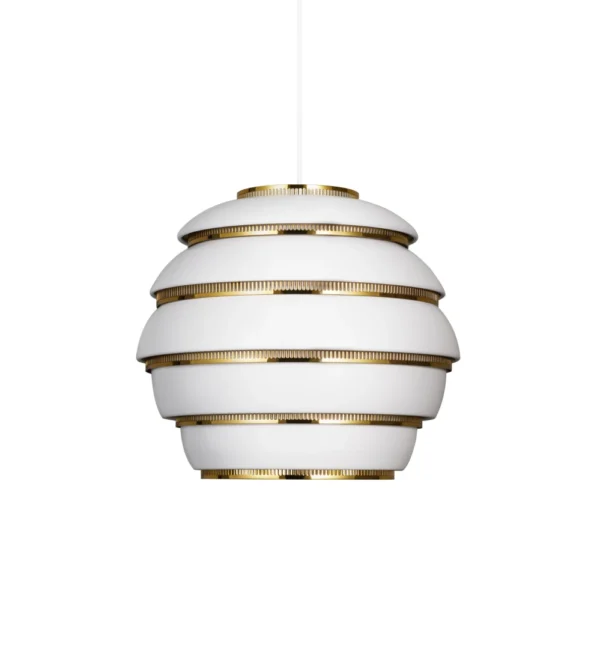 lámpara colgante Beehive color blanco de Artek diseñada por Alvar Aalto con estructura escultórica y luz cálida.