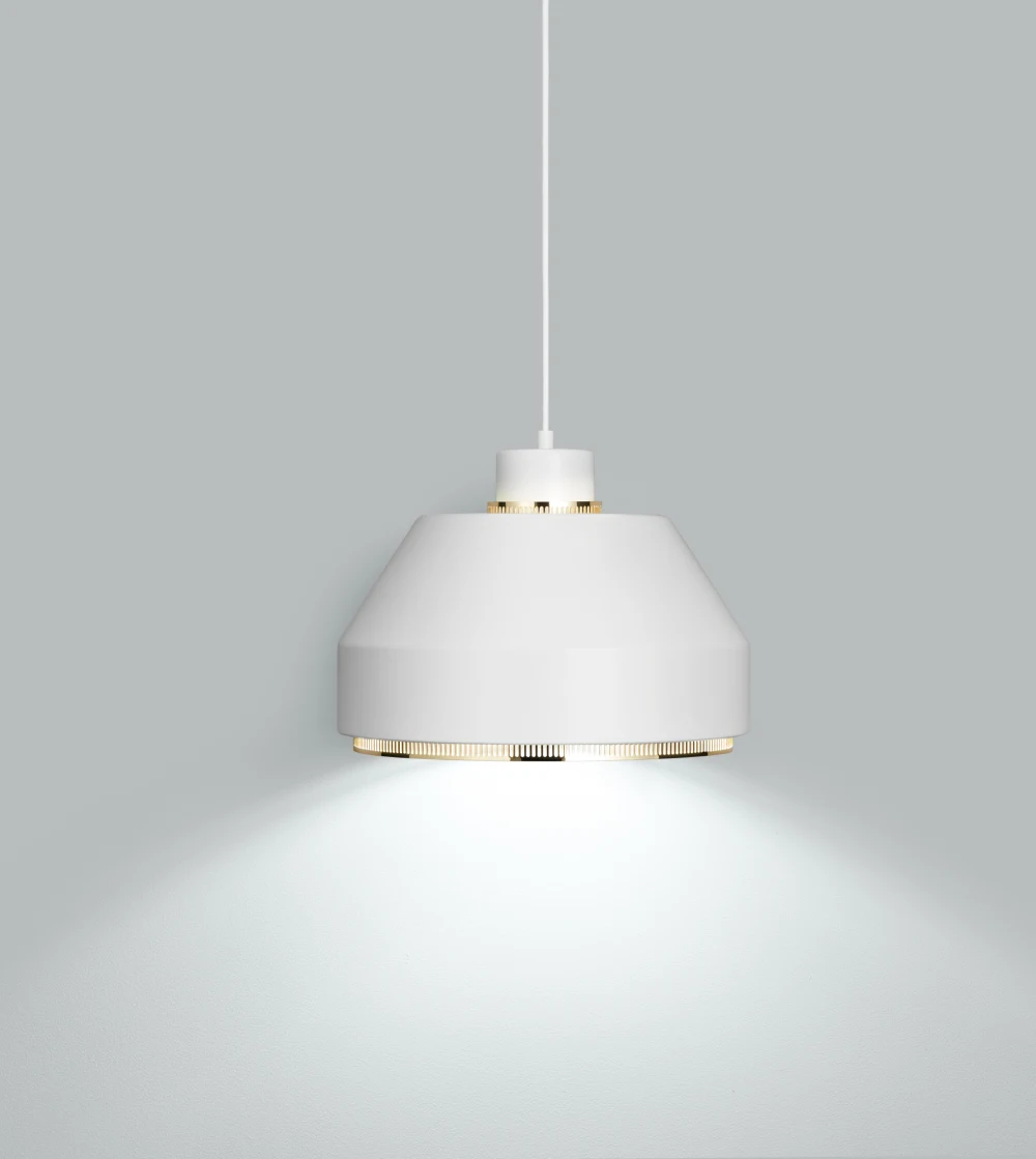 lámpara colgante AMA500 de Artek diseñada por Aino Aalto con pantalla plana y detalle perforado en latón.
