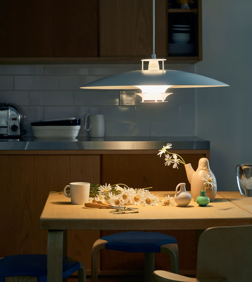 lámpara colgante JL341 de Artek diseñada por Juha Leiviskä con pantalla minimalista en aluminio blanco.