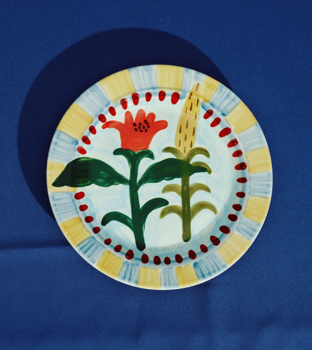 juego de platos pintados a mano Jane January de Serax con diseño floral tropical creado por Shirleey.