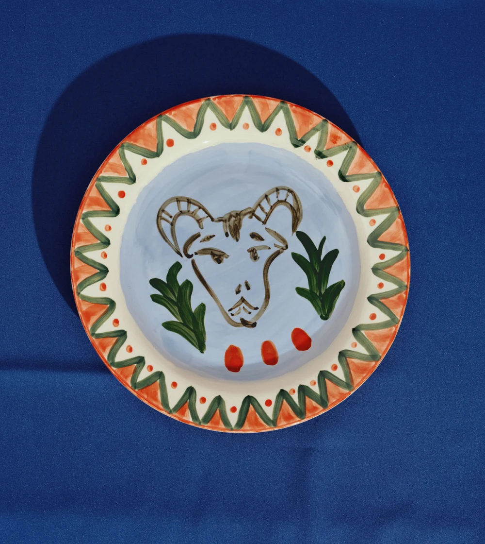 juego de platos pintados a mano Los amantes de Serax con diseño floral tropical creado por Shirleey.