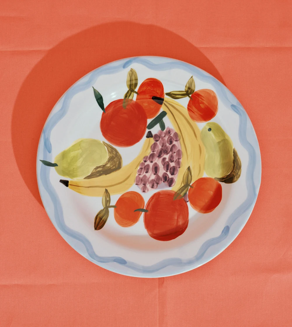 juego de platos pintados a mano Dljntlas de Serax con diseño floral tropical creado por Shirleey.
