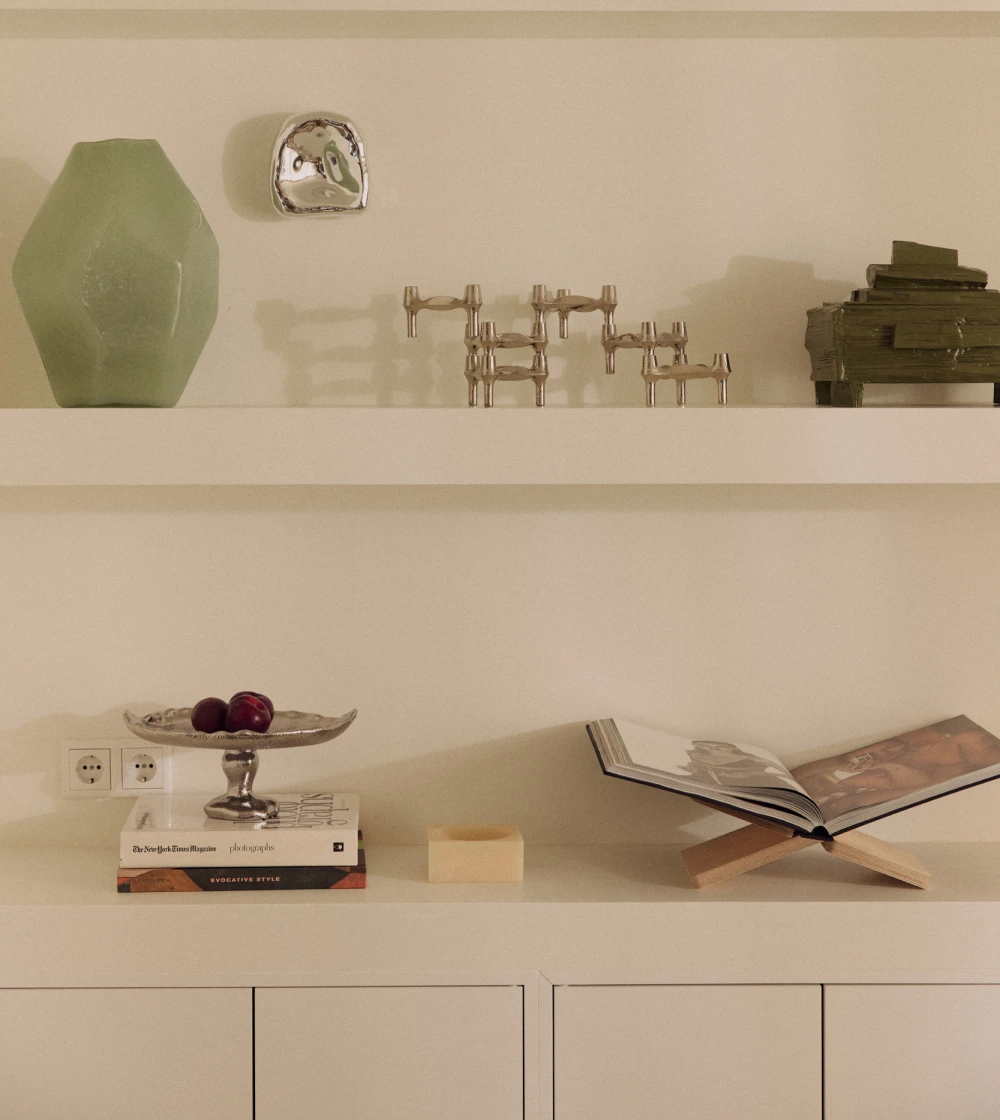 Cuenco decorativo beige pequeño de HKLIVING en resina con diseño geométrico sobre mesa o estantería