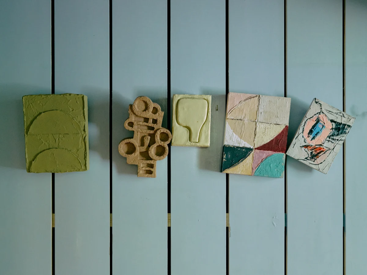 ideas para decorar tus paredes con cuadros, relojes y estanterías