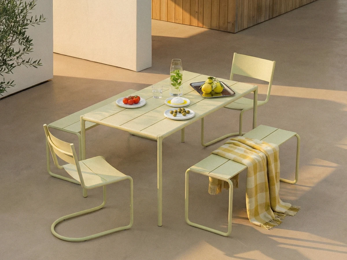 mobiliario y accesorios para el exterior, muebles outdoors, platos y vasos para una mesa al aire libre