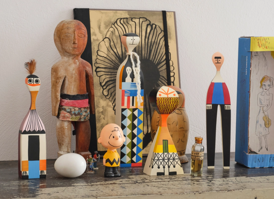 Genunine_nuevo-retro_mobiliario-y-decoracion-de-estilo_vintage-4 wooden dolls de vitra diseñadas por Alexander girard