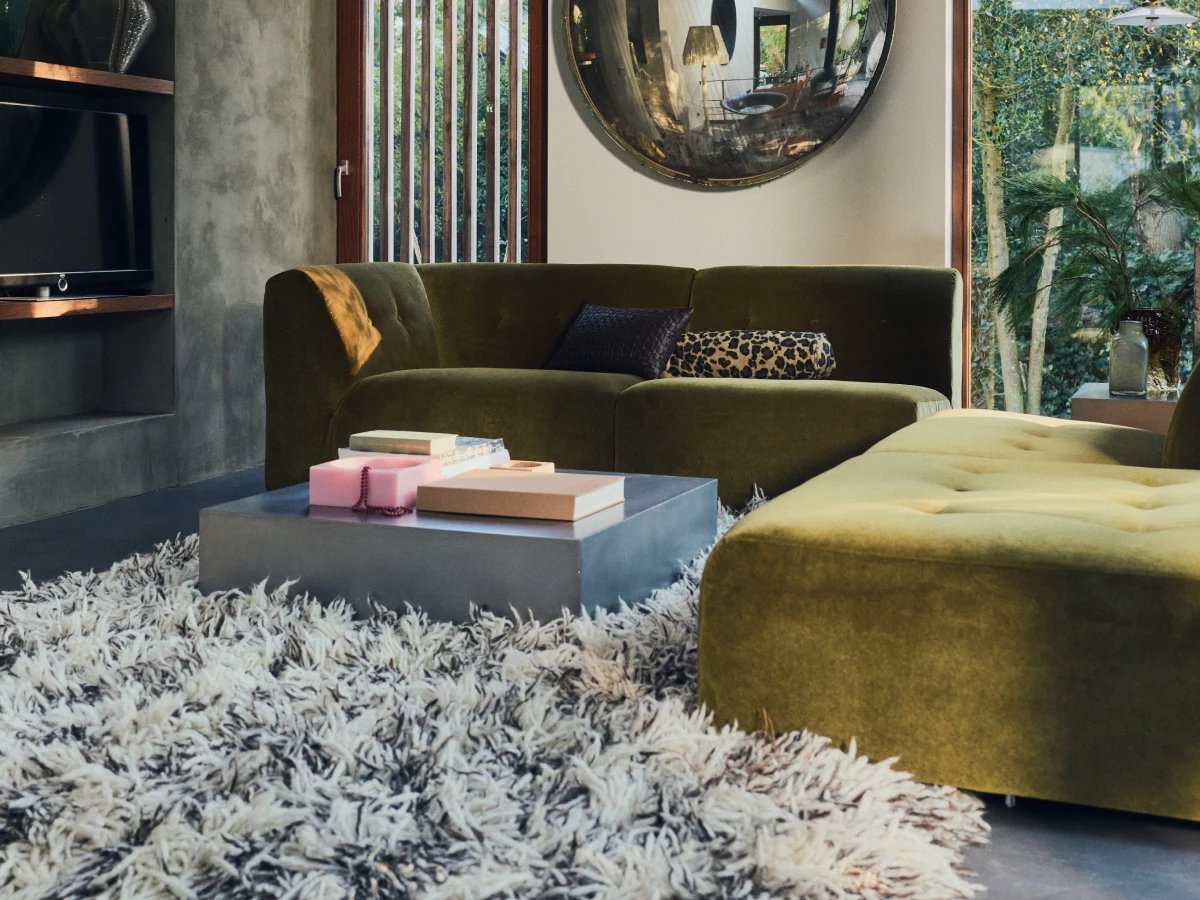 mobiliario y decoración de diseño de estilo retro o vintage como sofás retro y lámparas midcentury
