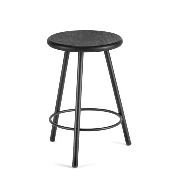 taburete de bar Serax con estructura de acero y asiento de madera negro de diseño contemporáneo.
