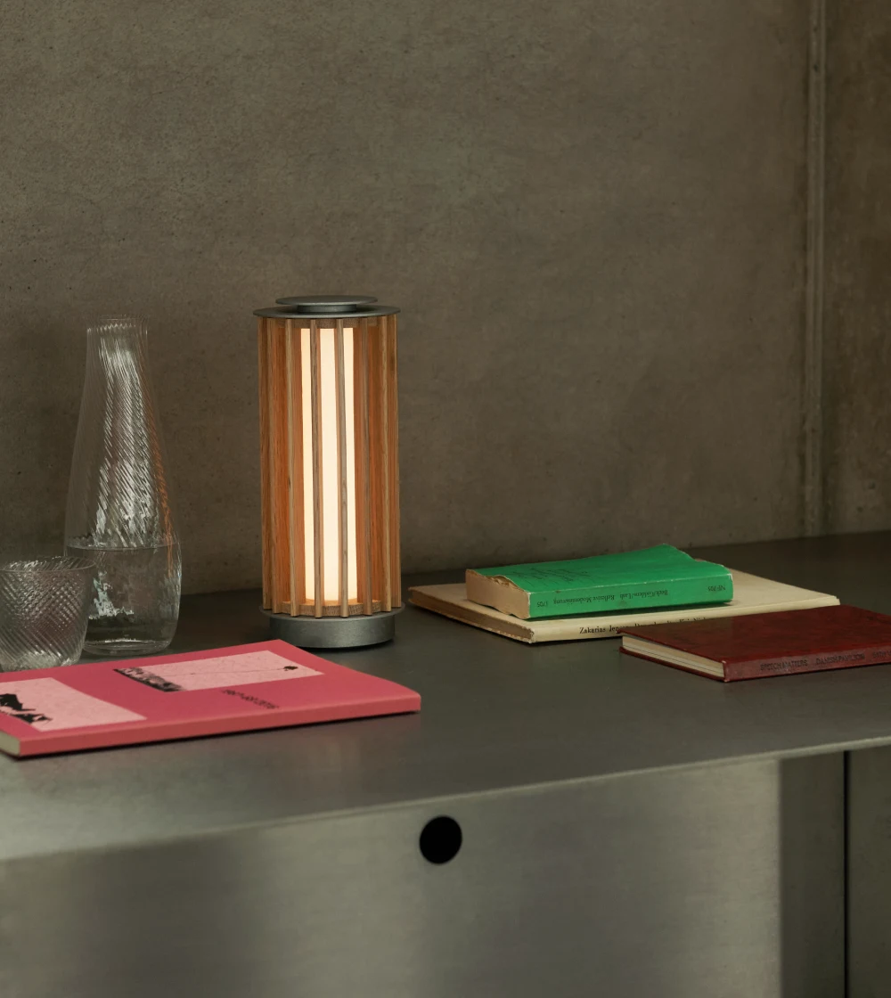 lámpara portátil Numbra de &Tradition en roble lacado y aluminio con diseño minimalista.